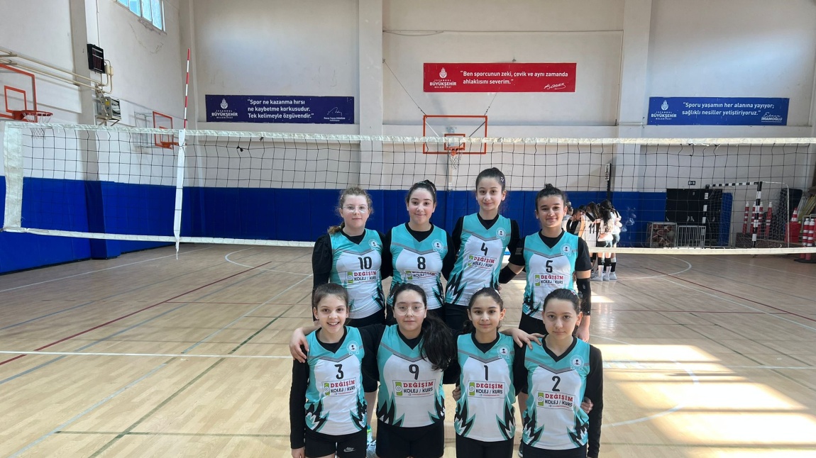 Küçük kızlar voleybol takımımız Borusan O.O 2-0 yenerek ilçe 3. olmuştur